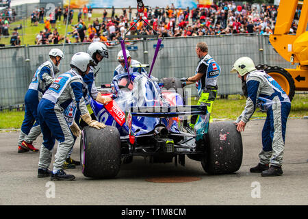 Spielberg/Österreich - 06/29/2018 - Das zerbrochene Toro Rosso Honda STR 13 #10 Pierre GASLY (FRA) von der Strecke entfernt werden, nachdem der Franzose brach. Stockfoto