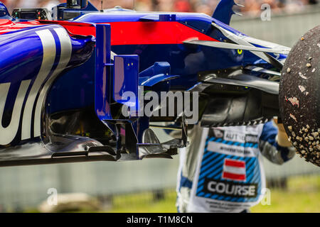 Spielberg/Österreich - 06/29/2018 - Das zerbrochene Toro Rosso Honda STR 13 #10 Pierre GASLY (FRA) von der Strecke entfernt werden, nachdem der Franzose brach. Stockfoto