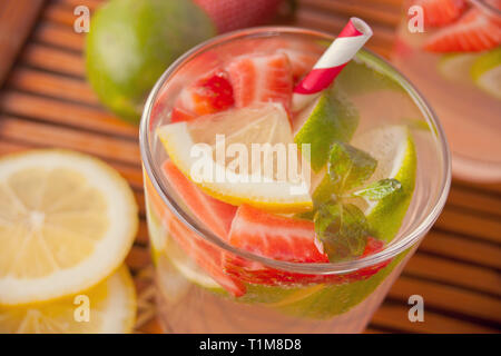 Erdbeer Limonade oder Mojito Cocktail mit Zitrone und Minze, kalten Drink oder Getränke mit Eis. Stockfoto