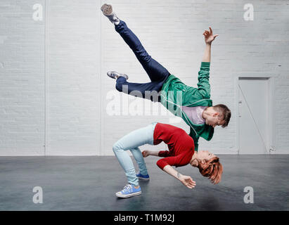 Moderne aerialistische Tänzer treten auf Stockfoto