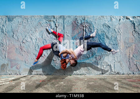 Moderne Tänzer, die sich küssen und kopfüber hängen Stockfoto