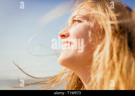 Nahaufnahme, sorglos, lächelnde Frau Sonnenschein genießen. Stockfoto