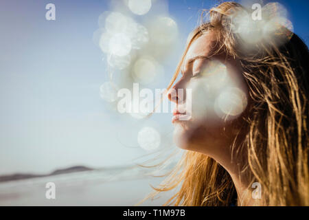 Ruhige Frau, die sich am Strand in der Sonne sonnt Stockfoto