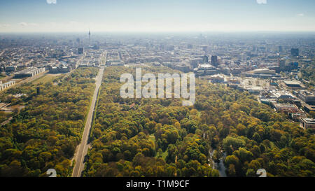 Drone Sicht sonnig Tiergarten und dem Berliner Stadtbild, Deutschland Stockfoto