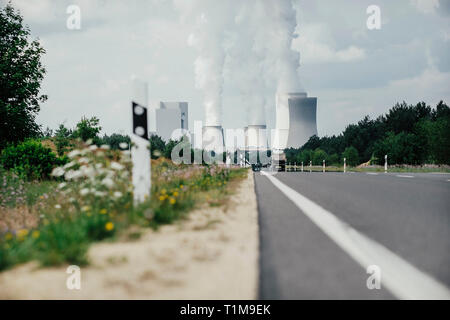 Rauch ausstoßen von Kraftwerk Boxberg Schlote, Land Brandenburg, Deutschland Stockfoto