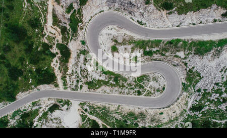 Luftbild Straße windet sich durch Drei Zinnen Naturpark, Südtirol, Italien Stockfoto