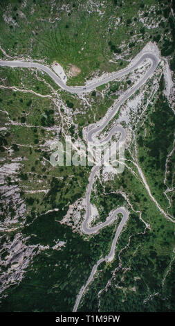 Luftbild Straße windet sich durch Drei Zinnen Naturpark, Südtirol, Italien Stockfoto