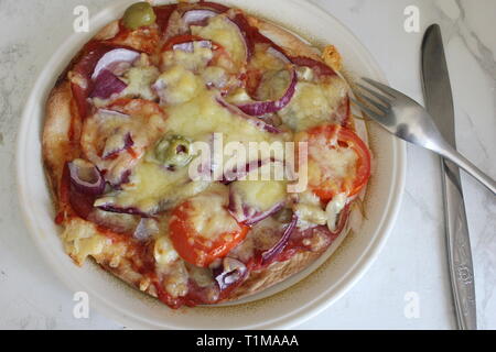 Selbstgemachte tortilla Pizza Stockfoto