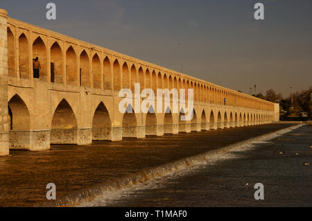 Bogen der Allahverdi Khan Brücke, Si-o-seh pol, Brücke von 33 Spannweiten. Isfahan. Iran. Stockfoto