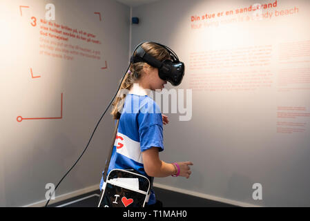 Kopenhagen. Dänemark. Kind mit einem VR (Virtual Reality) Headset mit einer Ausstellung an der Danish Architecture Centre DAC, Bryghuspladsen 10 zu interagieren. Stockfoto