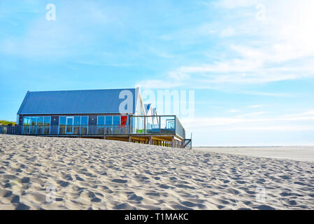 Strand Pavillion 'Faro 2' mit Restaurant am nördlichen Ende der Insel Texel in den Niederlanden Stockfoto