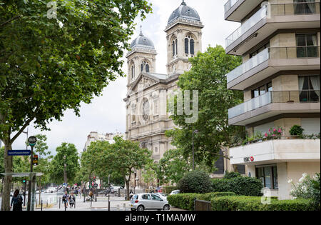 Paris, Frankreich, 22. Juli 2017: Grüne Straßen von Paris im Sommer Tag. Autos auf den Straßen, Menschen zu Fuß, schöne Architektur, Cafes und Geschäften. Stockfoto