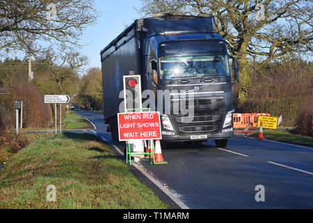 Lkw, die durch Bauarbeiten an Country Road York yorkshire United Kingdom Stockfoto