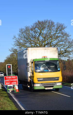 Lkw, die durch Bauarbeiten an Country Road York yorkshire United Kingdom Stockfoto