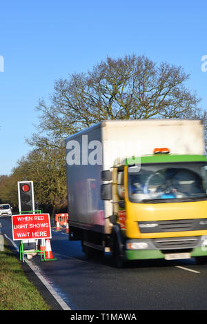 Lkw, die durch Bauarbeiten an Country Road York yorkshire United Kingdom Stockfoto