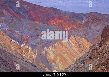 Dies ist eine Ansicht von Rainbow/Star Wars Schlucht, wie vom Vater Crowley übersehen ganz im Westen Teil des Death Valley National Park, Kalifornien, USA gesehen. Stockfoto