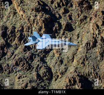 In diesem Schoß eine Boeing F/A-18C Super Hornet ein Lauf durch Rainbow/Star Wars Canyon im Death Valley National Park, Kalifornien, USA. Stockfoto