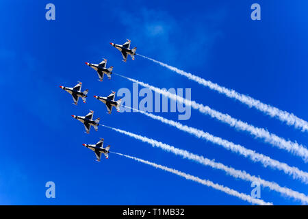 Die US Air Force Demonstration Squadron (Thunderbirds) der 'Delta-Manöver' während der 'Krieger über den Wasatch "Luft- und Raumfahrt zeigen. Stockfoto