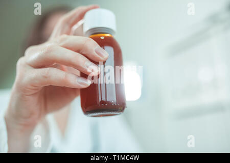 Kinderarzt empfiehlt paracetamol Sirup für die medizinische Behandlung von baby Patienten in der Pädiatrie medical Office, selektiver Fokus Stockfoto