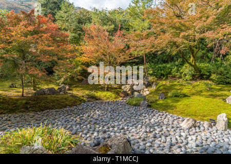 Herbst Herbst Laub an Hogon-in Tempel Karesansui (Stein). Tenryu-ji-Tempel in Arashiyama, Kyoto, Japan. Stockfoto