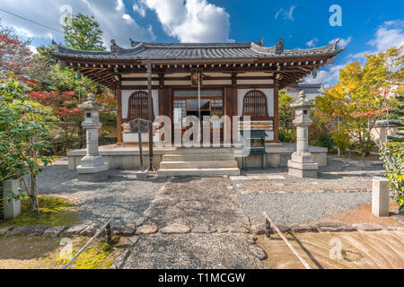 Arashiyama, Kyoto, Japan - 9 November, 2017: Garten und Vorderansicht des Bishamondou Hall des Kogen-ji-Tempel neben Tenryu-ji Tempel entfernt. Stockfoto