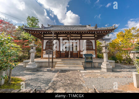 Arashiyama, Kyoto, Japan - 9 November, 2017: Garten und Vorderansicht des Bishamondou Hall des Kogen-ji-Tempel neben Tenryu-ji Tempel entfernt. Stockfoto