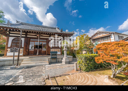 Arashiyama, Kyoto, Japan - 9 November, 2017: Garten und Vorderansicht des Bishamondou Hall des Kogen-ji-Tempel neben Tenryu-ji Tempel entfernt. Stockfoto