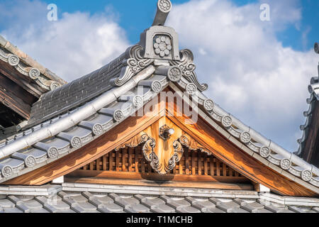 Shishiguchi ridge End Tile und Gegyo (Giebel Anhänger) Honden (Große Halle) von KOGEN-ji-Tempel sub-Tempel von Tenryu-ji. Im 17. Jahrhundert in Kyakud gebaut Stockfoto