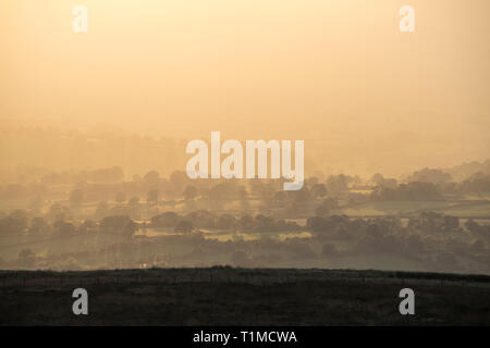 Ein Blick aus der Nähe des Gipfels von Abdon Burf auf Brown Clee Hill, dem höchsten Punkt in Shropshire, England, Großbritannien. Stockfoto