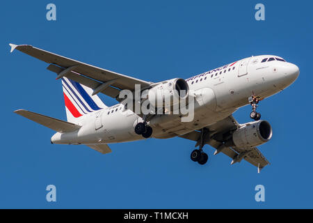 F-GUGF, Airbus A 318-111-2109, März 26, 2019 Landung auf den Pisten von Paris Roissy Charles de Gaulle Airport am Ende von Flug Air France AF 1229 co Stockfoto