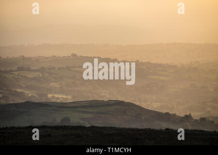 Ein Blick aus der Nähe des Gipfels von Abdon Burf auf Brown Clee Hill, dem höchsten Punkt in Shropshire, England, Großbritannien. Stockfoto