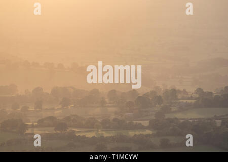 Ein Blick aus der Nähe des Gipfels von Abdon Burf auf Brown Clee Hill, dem höchsten Punkt in Shropshire, England, Großbritannien. Stockfoto