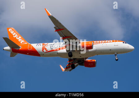 OE-IZQ Airbus A 320-214 -6877 (Berlin Livery), März 26, 2019 Landung auf die Laufbahnen von Paris Roissy Charles de Gaulle Airport am Ende des Fluges Stockfoto