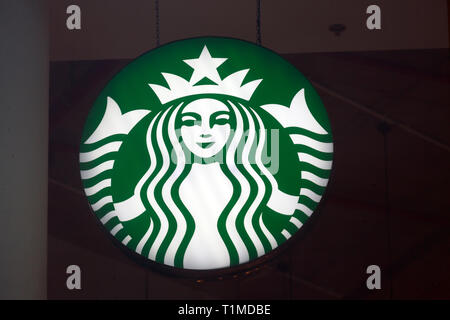 21.01.2018, Posen, Großpolen, Polen - Starbucks Logo auf eine Filiale der Kette. 00 A 180121 D 911 CAROEX.JPG [MODEL RELEASE: NICHT ZUTREFFEND, EIGENSCHAFT R Stockfoto
