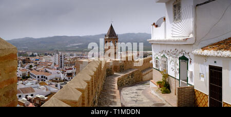 Panoramablick auf San Juan Bautista Kirche und die alte Stadtmauer in Velez-Malaga, Axarquia, Malaga, Andalusien, Costa del Sol, Spanien Stockfoto