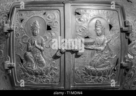 Kamakura, Kanagawa, Japan - 16 November 2017 - Carving Detail aus Bronze Jokoro Räuchergefäß vor der Großen Buddha (daibutsu) an Kotoku-in Bu Stockfoto