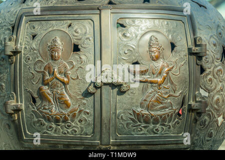 Kamakura, Kanagawa, Japan - 16 November 2017 - Carving Detail aus Bronze Jokoro Räuchergefäß vor der Großen Buddha (daibutsu) an Kotoku-in Bu Stockfoto