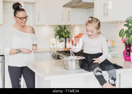 Mutter und Tochter Backen in Küche Stockfoto