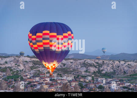 Flyhot ballons bei Sonnenaufgang, Kappadokien Stockfoto