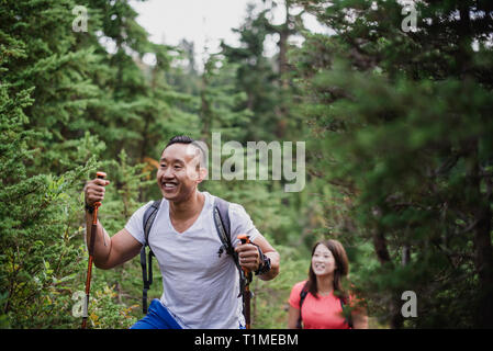 Glückliches Paar wandern in Holz Stockfoto