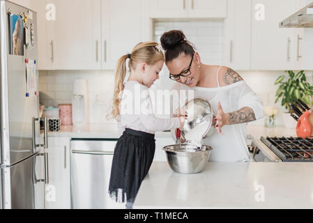 Mutter und Tochter Backen in Küche Stockfoto