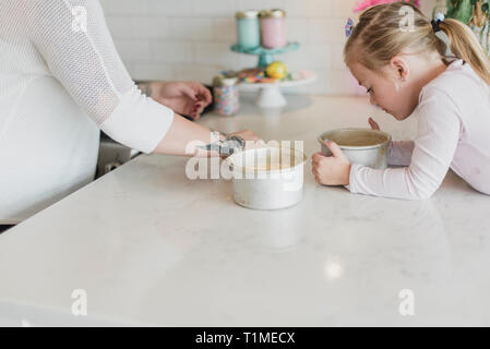 Mutter und Tochter Backen in Küche Stockfoto