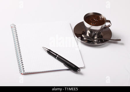 Kugelschreiber mit einem Notebook und einer Tasse Kaffee auf weißem Hintergrund Stockfoto