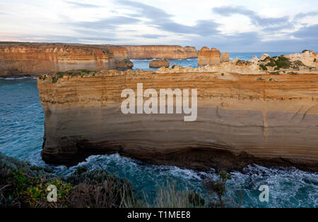 Nahaufnahme der Teil von "razorback", eine Felsformation an der Loch Ard Gorge, Port Campbell National Park, Victoria, Australien Stockfoto