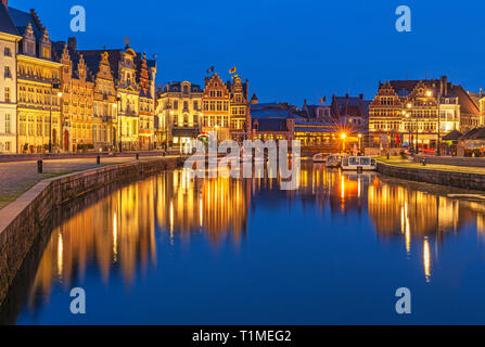 Stadtbild von Ghent (Gent) Stadt während der Blauen Stunde mit seiner historischen flämischer Zunfthäuser, Reflexion im Fluss Leie, Ostflandern, Belgien. Stockfoto