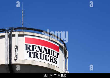 Saint-Priest, Frankreich - 8. September 2018: Renault Trucks Logo auf einer Stange. Renault Trucks ist ein französischer Lkw und militärischen Fahrzeughersteller Stockfoto