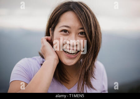 Portrait glückliche, selbstbewusste junge Frau Stockfoto