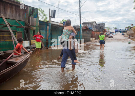 2015 Hochwasser im brasilianischen Amazonas, Rio Branco Taquari Bezirk, Stadt, Morgen. Überschwemmungen haben, an denen Tausende von Menschen im Bundesstaat Acre, nördlichen Brasilien, seit dem 23. Februar 2015, wenn einige Flüsse der Staat, insbesondere der Acre Fluss, übergelaufen. Weitere schwere Regenfaelle haben Fluss höher noch gezwungen, und am 03. März 2015 Bundesregierung Brasiliens Ausnahmezustand in Akko, wo der gegenwärtigen Flutkatastrophe als die schlimmsten in 132 Jahren beschrieben wurde. Eine der am stärksten betroffenen Gebieten ist die Hauptstadt, Rio Branco, wo der Morgen Fluss erreicht Stockfoto