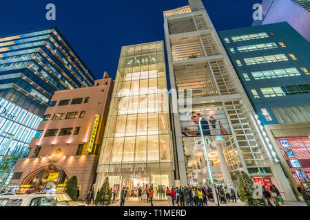 Ginza, Tokyo - Dezember 2017: Beginn der Weihnachtszeit in überfüllten Chuo-dori Straße in Ginza luxuriöse Einkaufsmöglichkeiten in der Nacht. Stockfoto