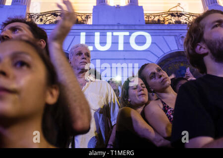Demonstration für Marielle Franco, Brasilianische feministische, Politiker und Menschenrechtsaktivist, am 14. März 2018 in Rio de Janeiro ermordet - sie hatte ein ausgesprochener Kritiker der Polizeibrutalität und außergerichtlichen Tötungen. Demonstranten emotional bedeutet "luto" Trauer, die Innenstadt von Rio de Janeiro, Brasilien. Stockfoto